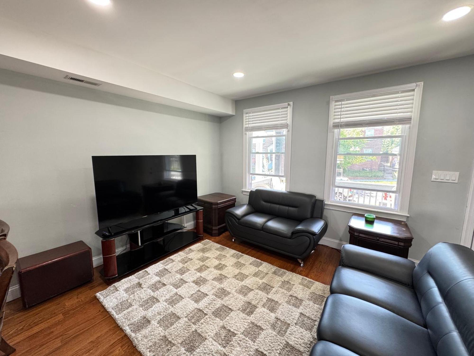 Beautiful 3br Updated House Dc - Private Parking Holiday home